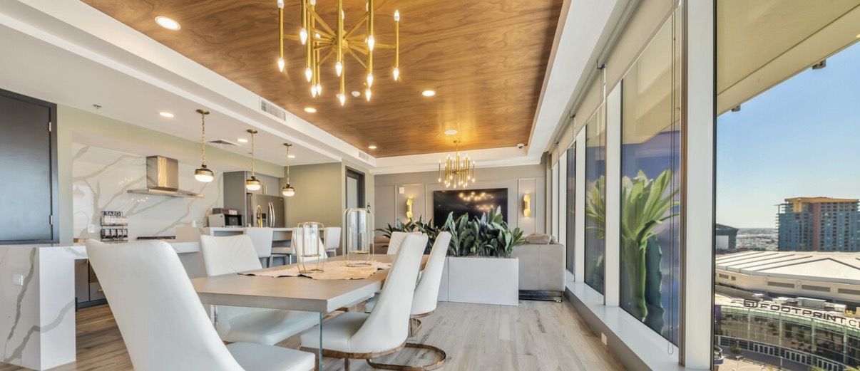 El salón donde se reúne Networking Jetsy, con una mesa larga y vista a la ciudad